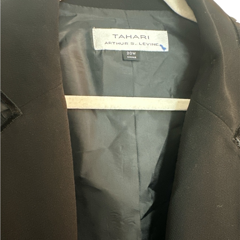 Tahari Black Blazer with Notched Lapels and Structured Shoulders - Picture 2 of 9